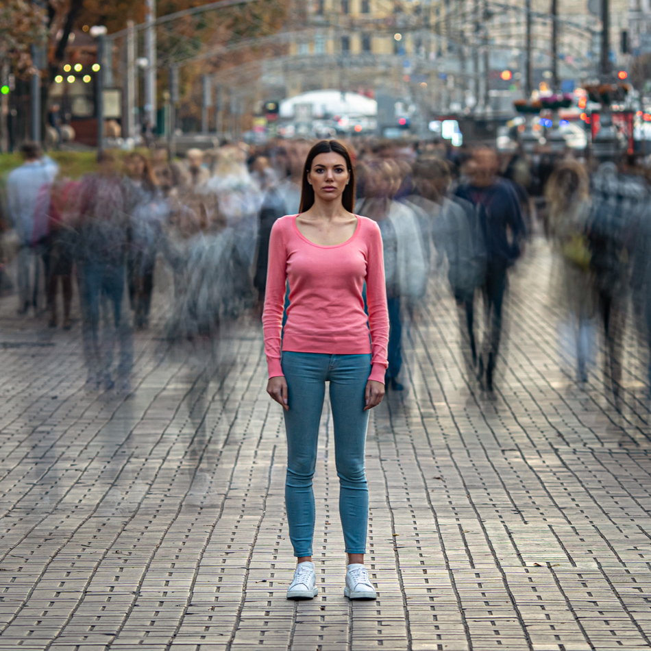 photo d'une femme en avant-plan d'une foule en mouvement.