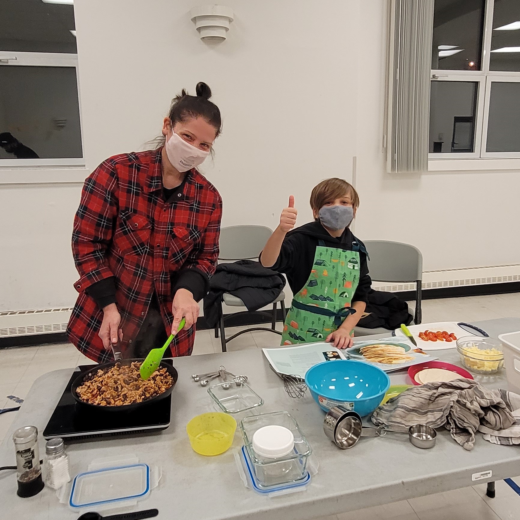 Photo d'une mère et de son garçon qui participent à un atelier de cuisine.