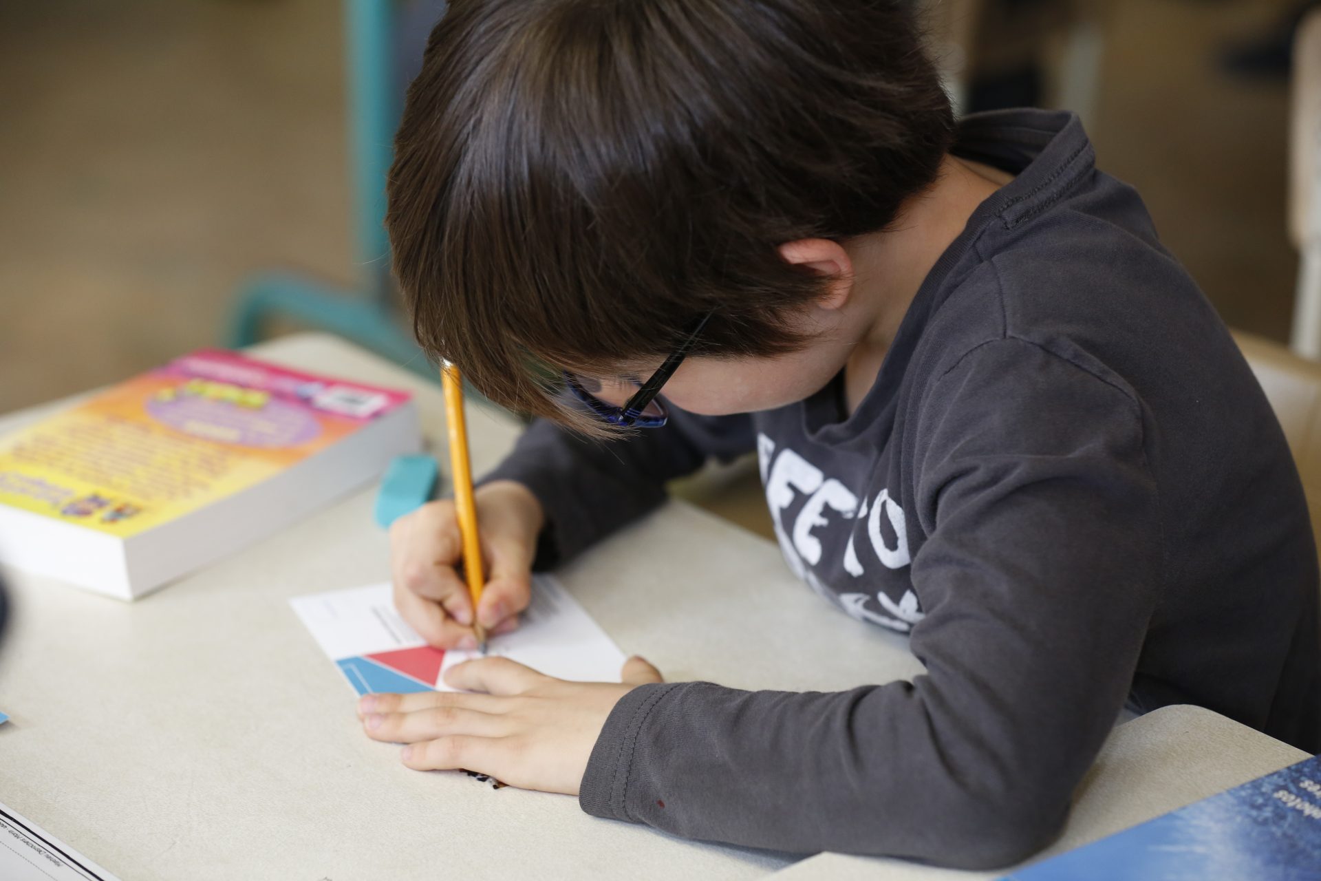 Quatres jeunes adultes qui étudient en souriant.