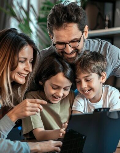 Photo d'une famille de quatre vu de dos.